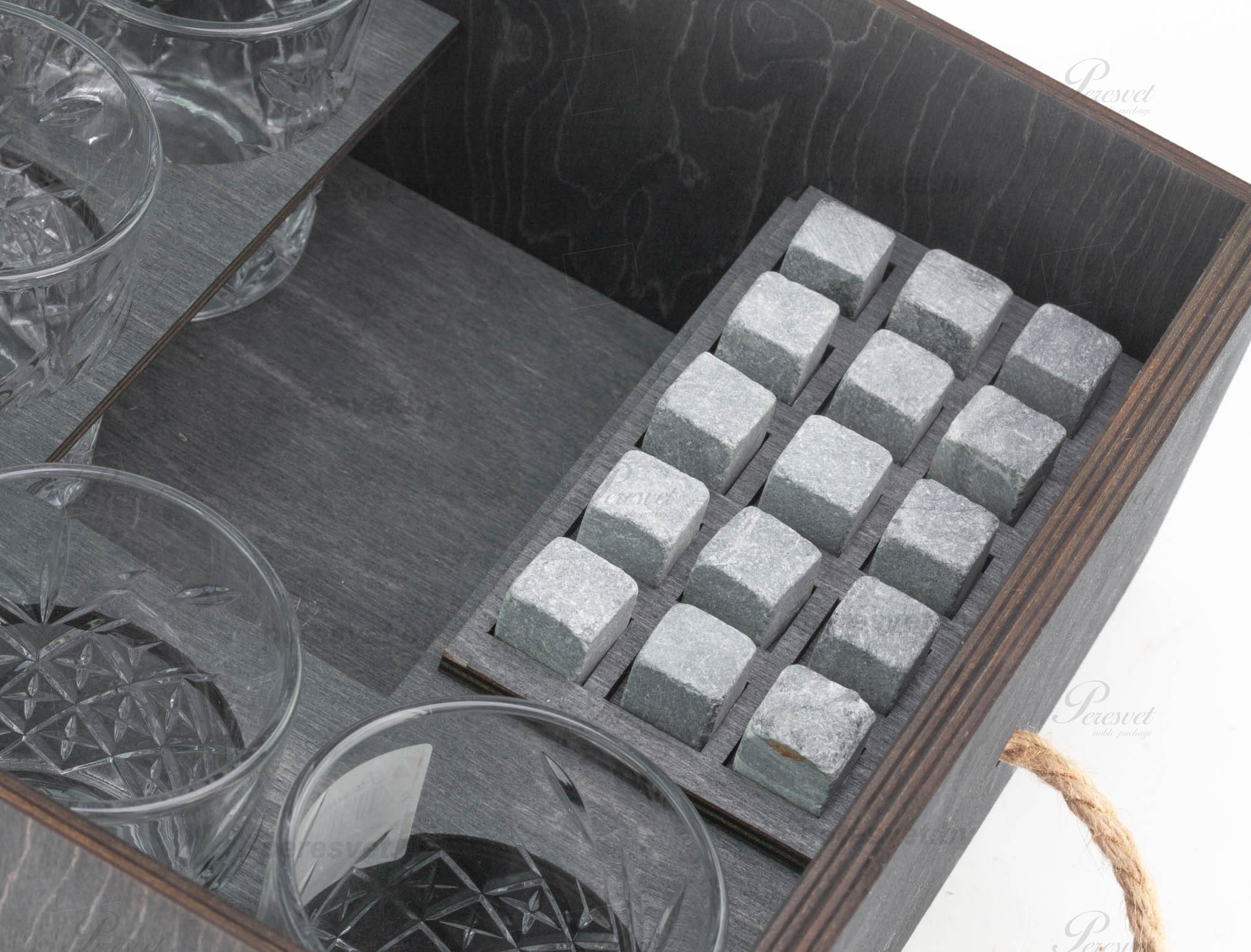 камни для виски, бар, мини бар, переносной бар, собственное производство, нанесение логотипа, карельский ледник, подарочная бочка, изделие из дерева, деревянная бочка, деревянный бар, баз из дерева, бар с собой, хранение бутылок Переносной мини бар Диоген Элит темное дерево с гравировкой с камнями для виски на peresvet.by